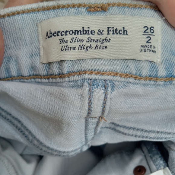 Abercrombie & Fitch The Slim Straight Ultra High Rise Size 26/2 Light Wash Slit - Picture 7 of 10